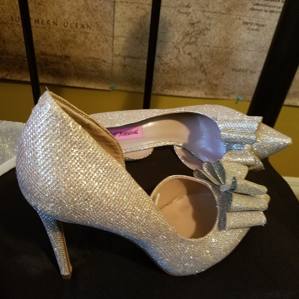Betsey Johnson ladies pumps